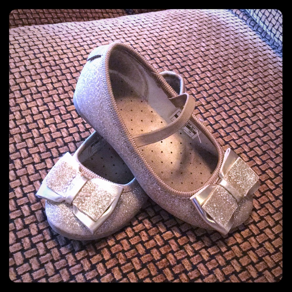 Carter’s gold sparkles mary janes w/bow; size 7